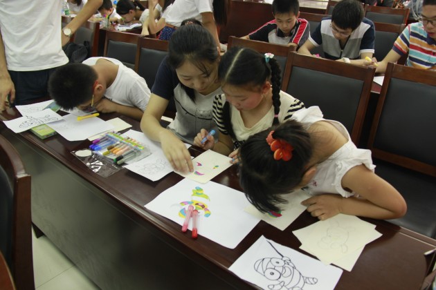 志愿者手把手教小朋友绘制青奥吉祥物